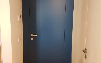intervento di ristrutturazione appartamento Fiorano Modenese (MO)- boiserie blu Fioravazzi, maniglia bordeaux Valli&Valli, porta bianca Lualdi rasomuro